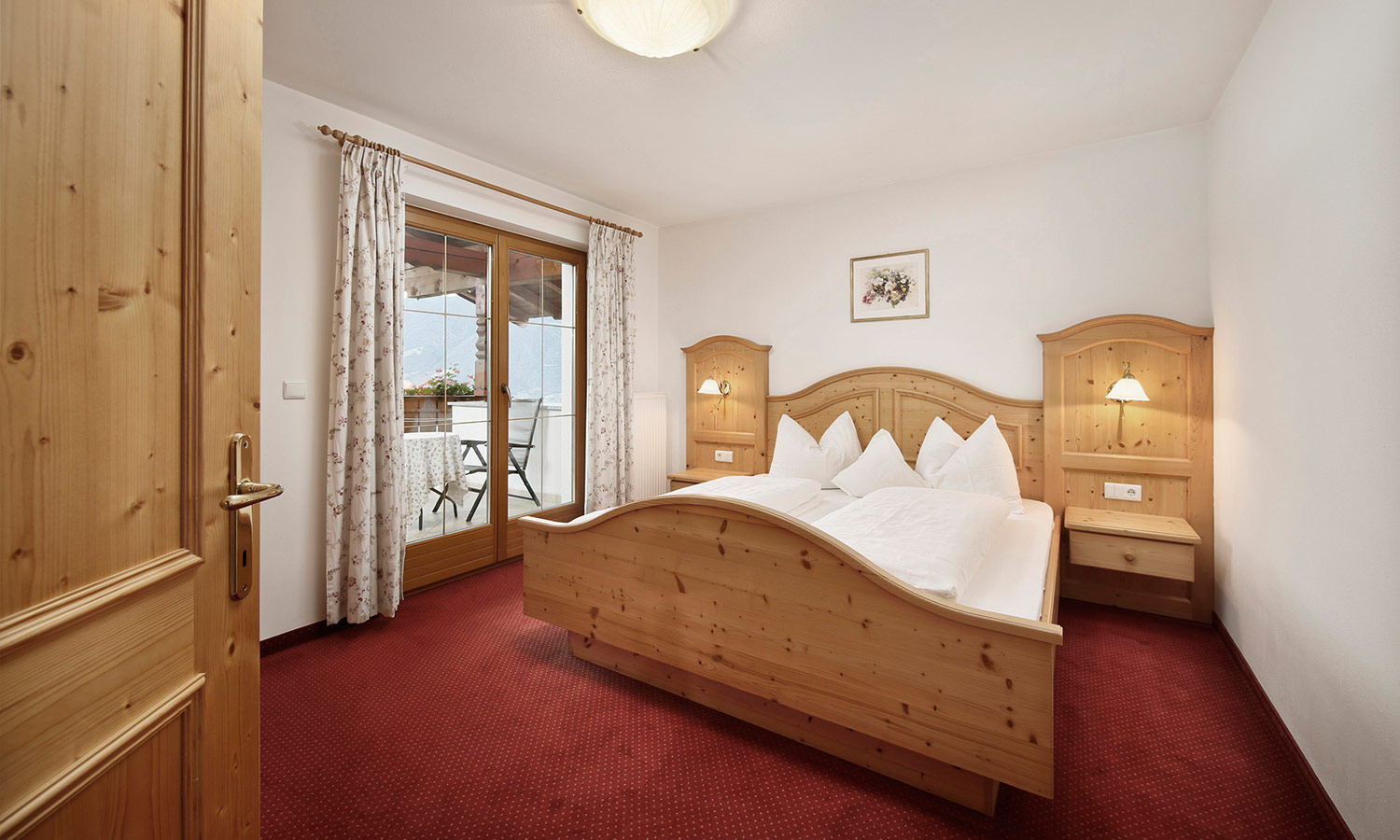 Schlafzimmer mit Doppelbett im Haus Laugenspitz