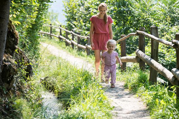 A passeggio sul sentiero lungo la roggia a Parcines (Waalweg)